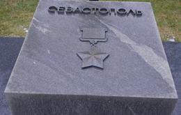 Минск. Площадь Победы. Около монумента Победы постамент с капсулой с землёй города-героя Севастополя.